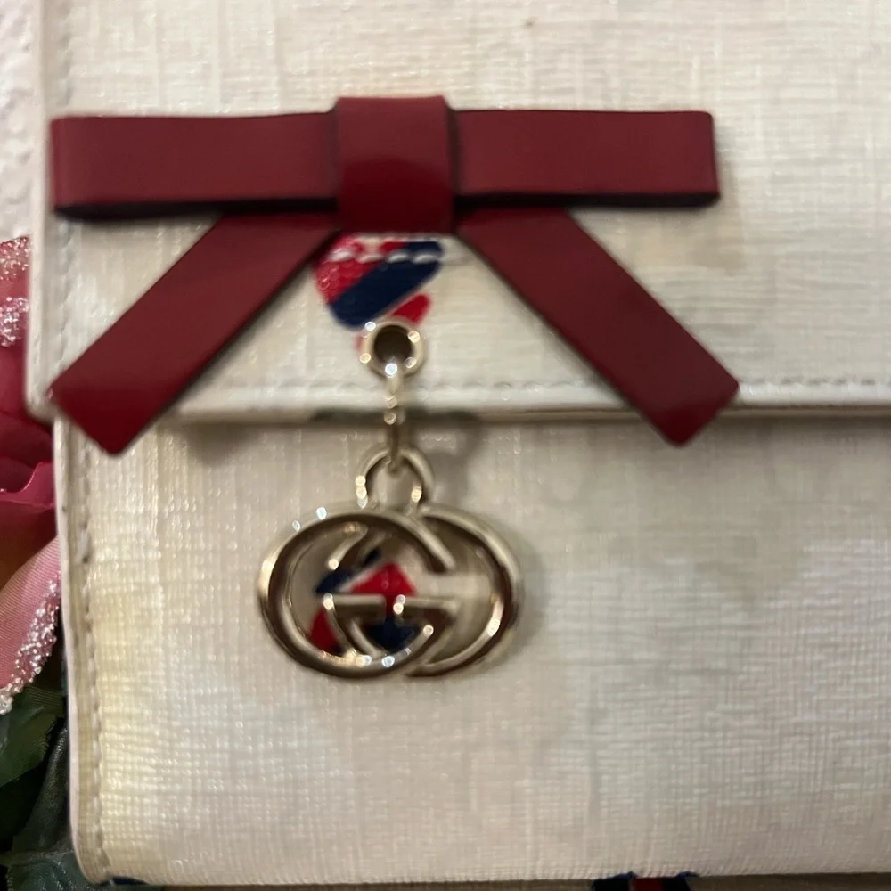 ⭐️Gucci PVC Leather Ribbon Heart Bifold Wallet - Picture 2 of 16